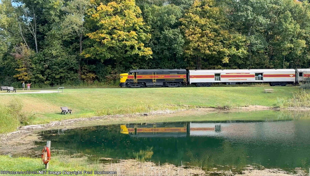 CVSR 6777 approaches the Indigo Lake Station.